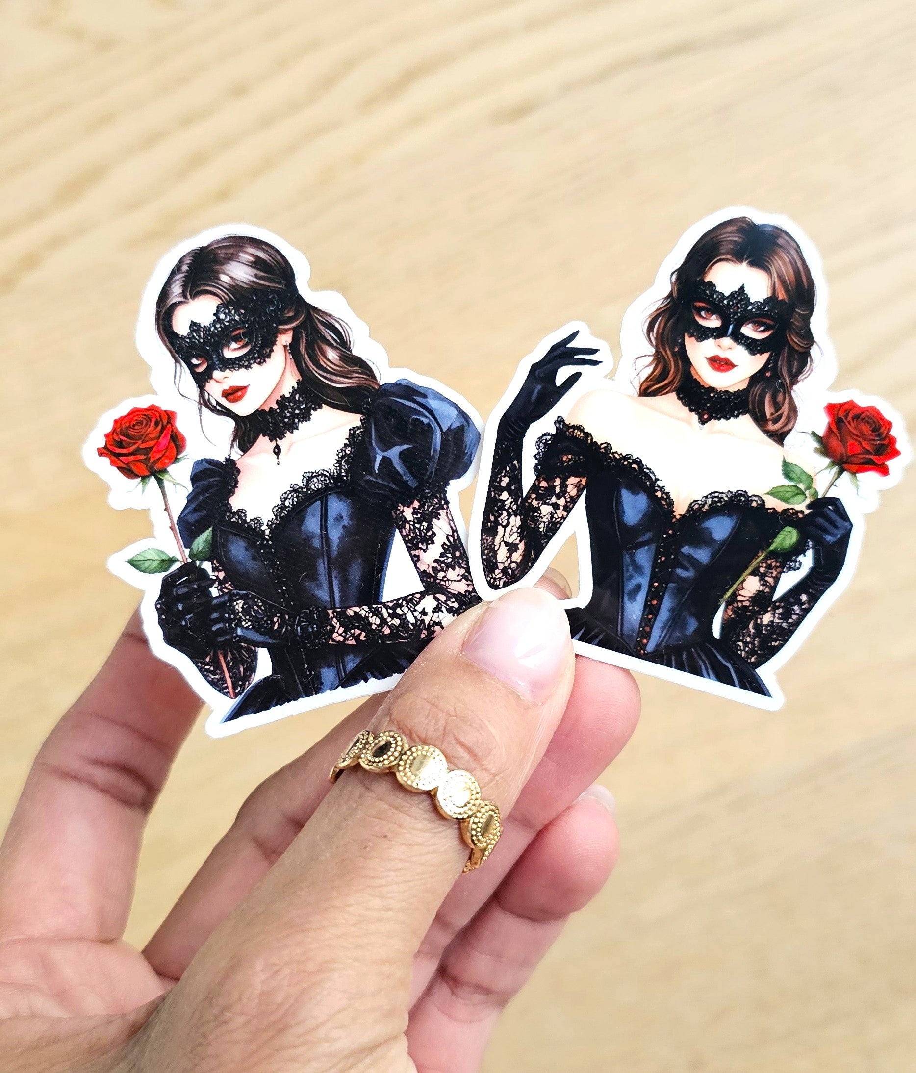 Sticker holographique Dark Romance - Femme masquée et rose rouge

