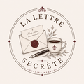 Logo La Lettre Secrète – courrier mensuel avec une enveloppe cachetée à la cire, une plume et une tasse de café, style illustration vintage
