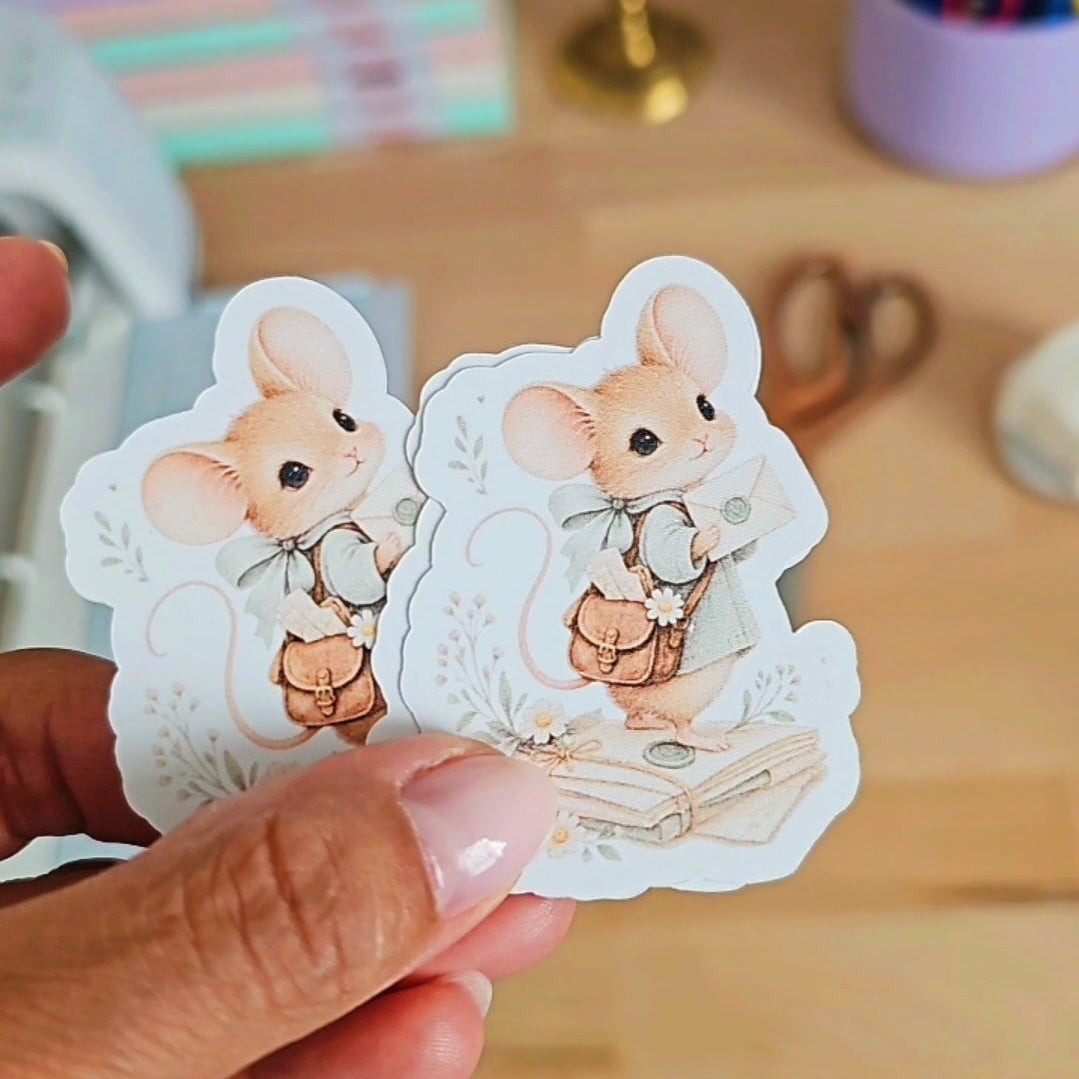 Deux stickers illustrés d'une souris en tenue de factrice avec une sacoche en cuir et une lettre, style aquarelle poétique