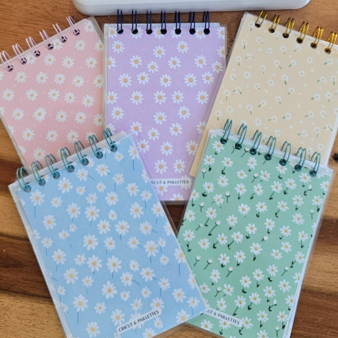 Carnets printaniers à spirale avec fleurs marguerites en couleurs pastel fait main