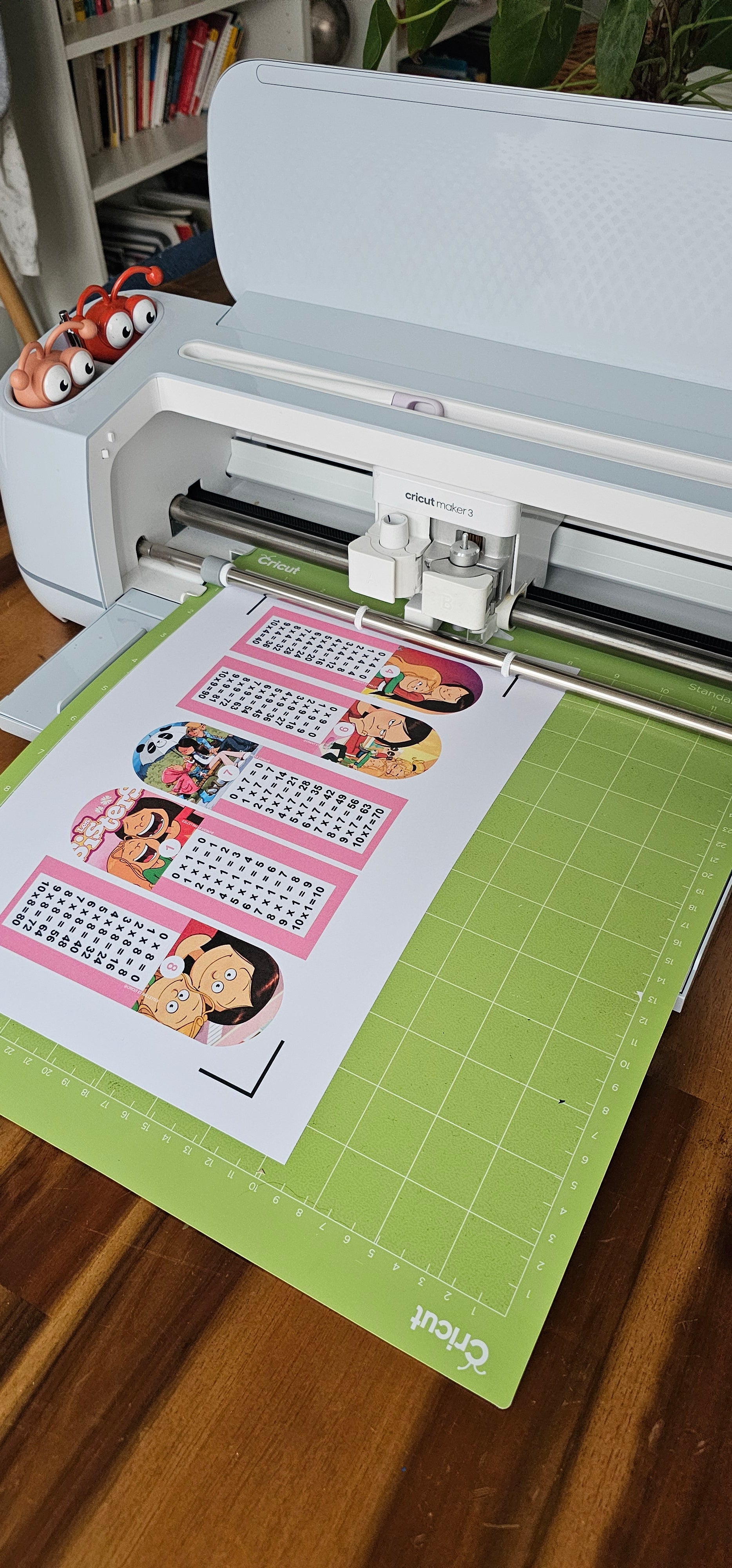 Détail illustré de la table de multiplication Les Sisters avec visuels colorés pour enfants