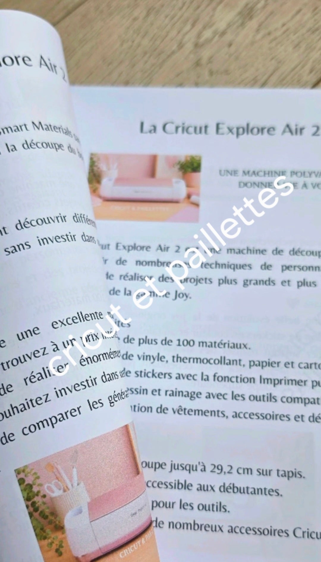 Guide ouvert sur la présentation de la Cricut Explore Air 2, avec une photo de la machine et ses caractéristiques.