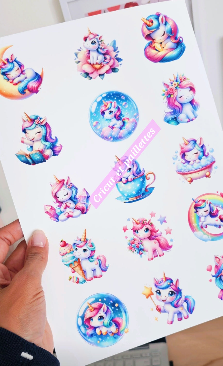 Figurine licorne kawaii en sucre coloré sur fond pastel stickers 