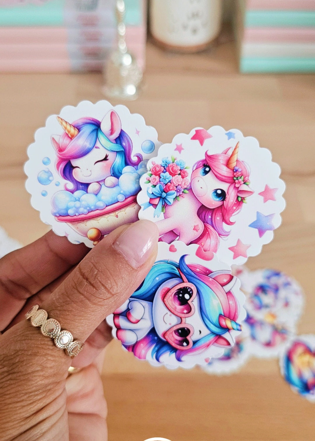 Licorne en chamallow multicolore avec crinière arc-en-ciel mignonnes