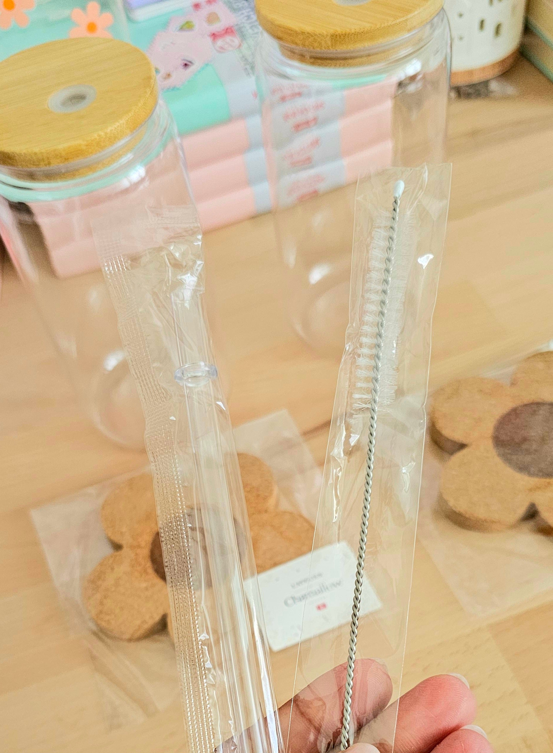 Détail verre boisson froide avec paille réutilisable et brosse de nettoyage incluse