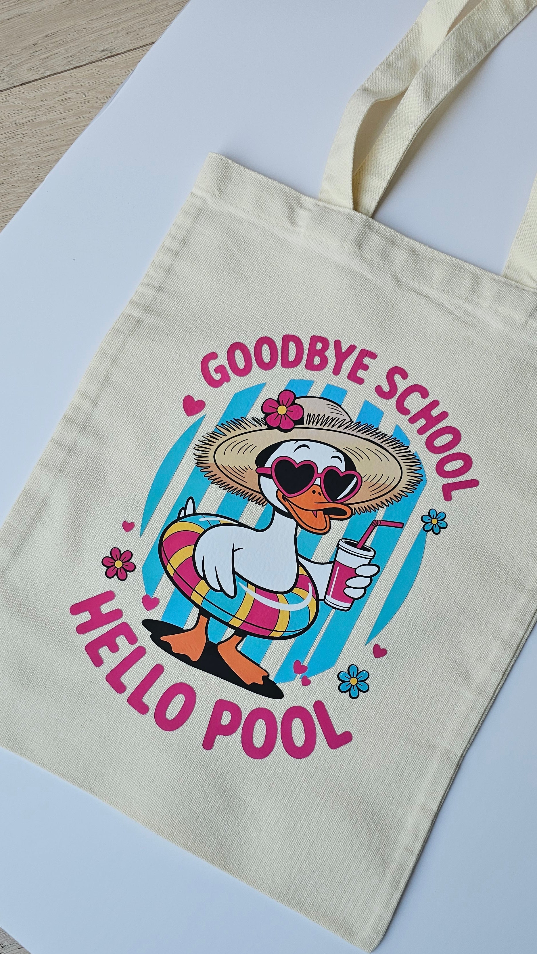 Image PNG estivale Goodbye School Hello Pool – canard kawaii piscine pour créations Cricut et Canva
