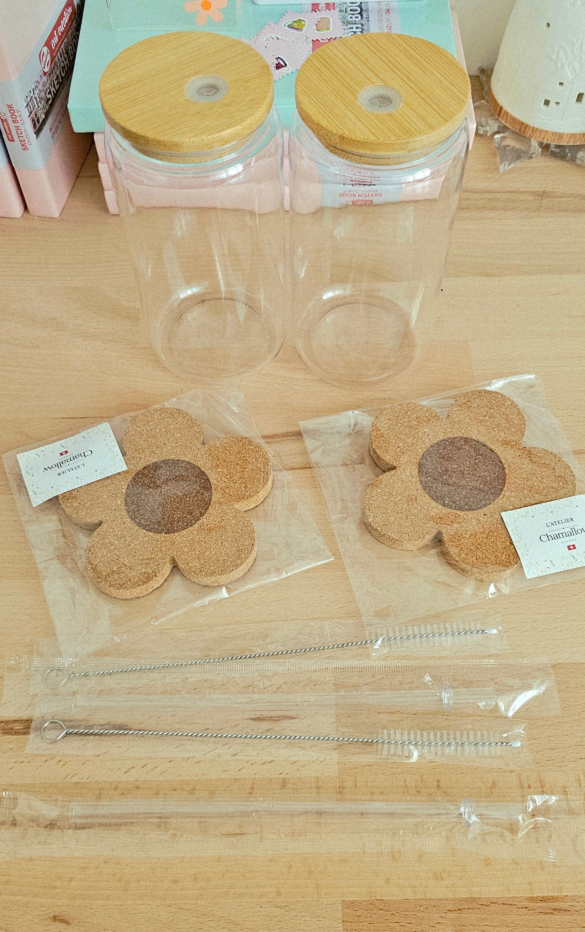 Verres transparents avec couvercle bambou et dessous de verre en liège forme marguerite